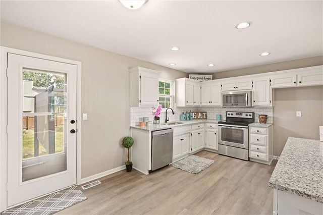 2208 SE 6th Street, Lee's Summit, MO 64063