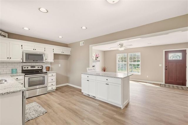 2208 SE 6th Street, Lee's Summit, MO 64063