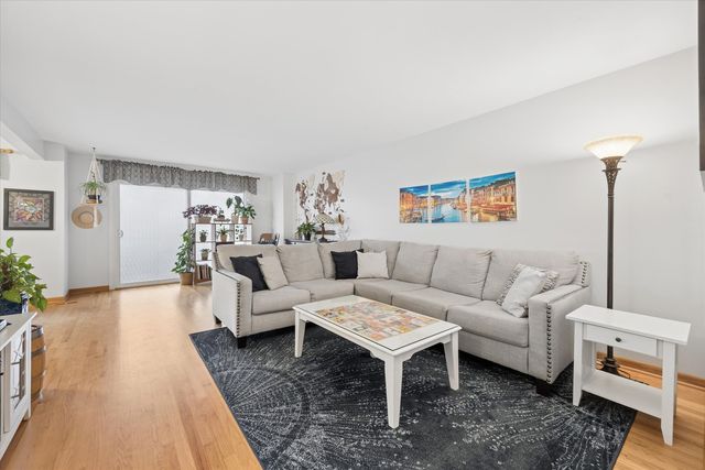 2720 Mitchell Drive 4, Woodridge, IL 60517