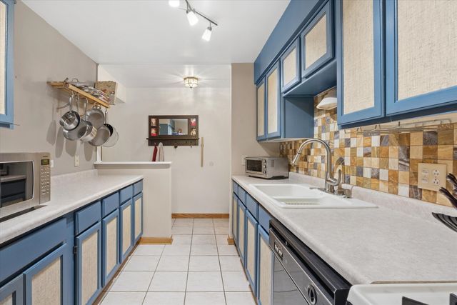 2720 Mitchell Drive 4, Woodridge, IL 60517