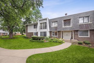 2720 Mitchell Drive 4, Woodridge, IL 60517