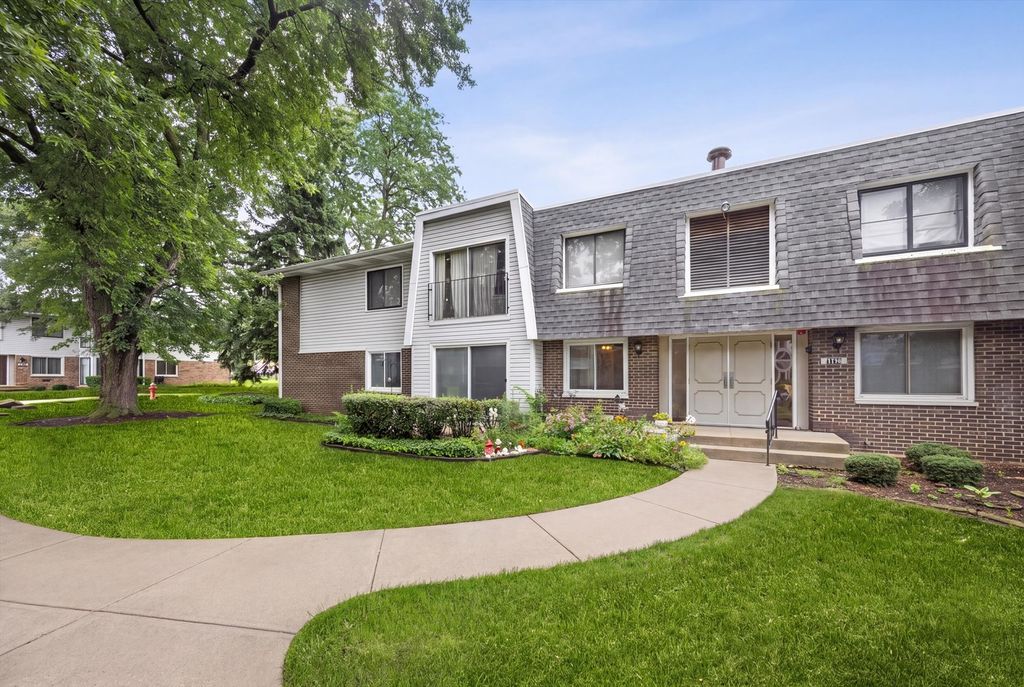 2720 Mitchell Drive 4, Woodridge, IL 60517