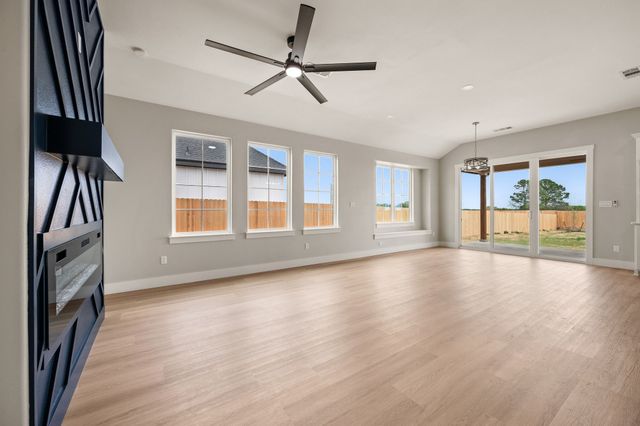 806 N Avenue E, Springtown, TX 76082