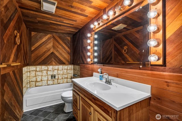 71 NE Rainier Place N, Belfair, WA 98528
