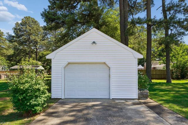 2209 Wintergreen DR, Chesapeake, VA 23323