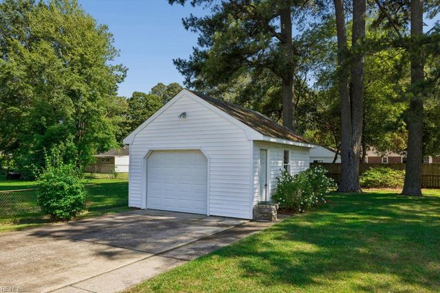 2209 Wintergreen DR, Chesapeake, VA 23323