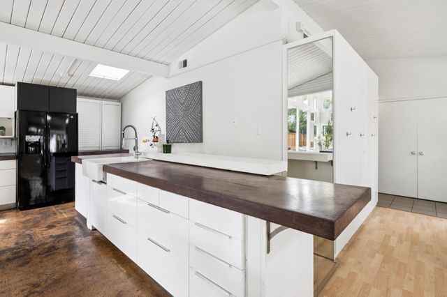 1046 Metro Circle, Palo Alto, CA 94303