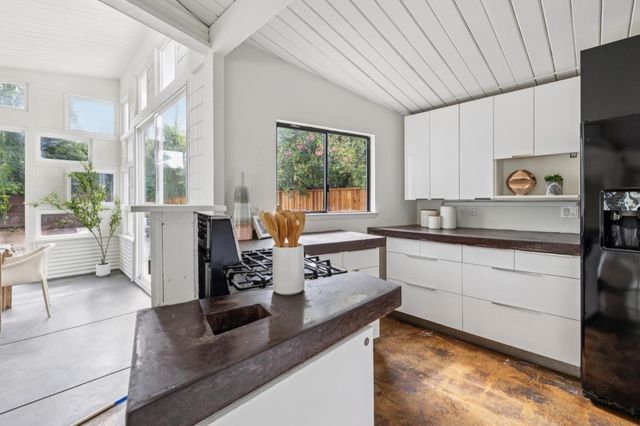 1046 Metro Circle, Palo Alto, CA 94303