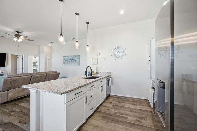 127 Paradise Dr, Rockport, TX 78382