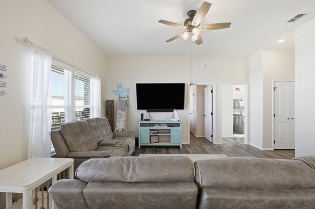 127 Paradise Dr, Rockport, TX 78382