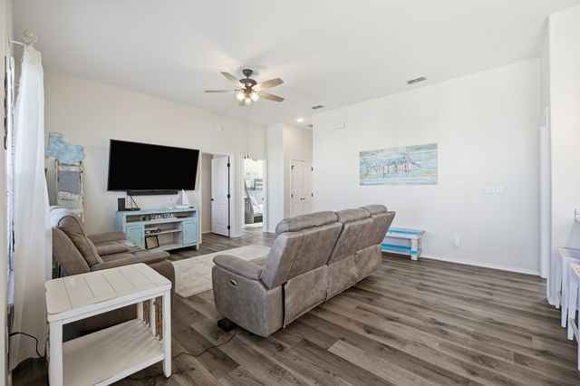 127 Paradise Dr, Rockport, TX 78382