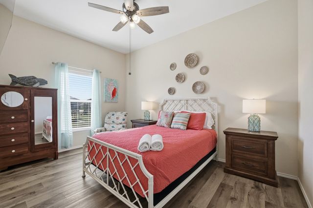 127 Paradise Dr, Rockport, TX 78382