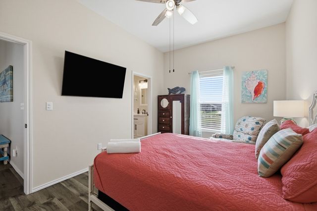 127 Paradise Dr, Rockport, TX 78382