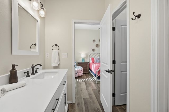 127 Paradise Dr, Rockport, TX 78382