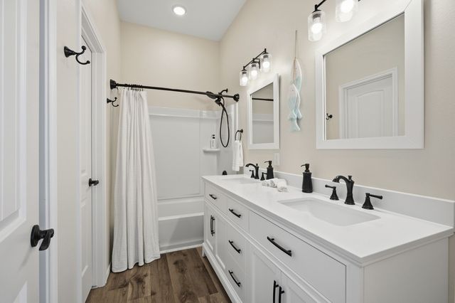 127 Paradise Dr, Rockport, TX 78382