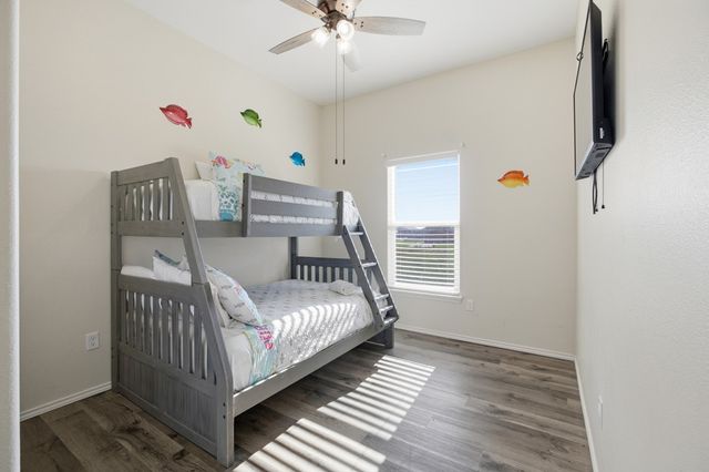 127 Paradise Dr, Rockport, TX 78382