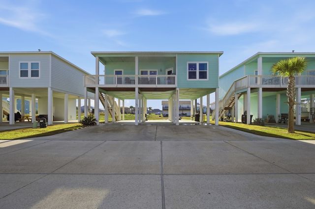 127 Paradise Dr, Rockport, TX 78382