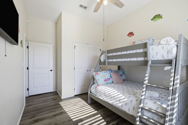 127 Paradise Dr, Rockport, TX 78382