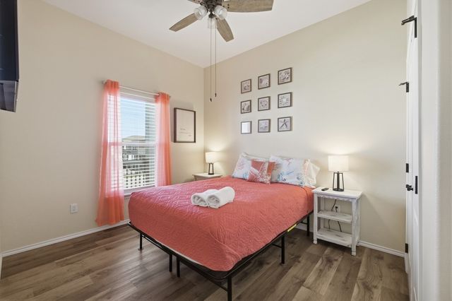 127 Paradise Dr, Rockport, TX 78382