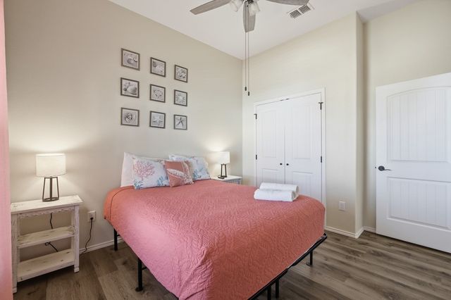 127 Paradise Dr, Rockport, TX 78382