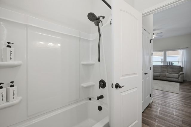 127 Paradise Dr, Rockport, TX 78382