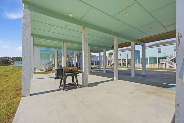 127 Paradise Dr, Rockport, TX 78382