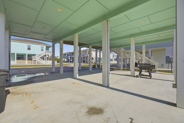 127 Paradise Dr, Rockport, TX 78382