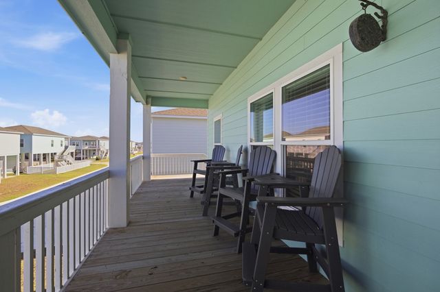 127 Paradise Dr, Rockport, TX 78382