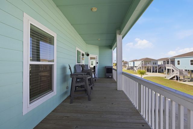 127 Paradise Dr, Rockport, TX 78382