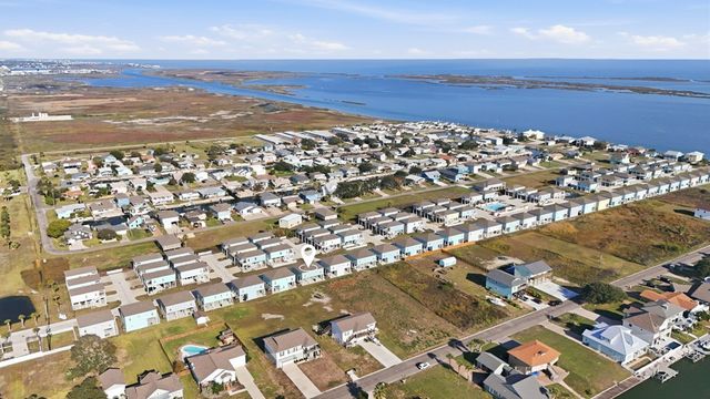 127 Paradise Dr, Rockport, TX 78382
