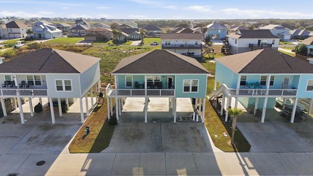 127 Paradise Dr, Rockport, TX 78382