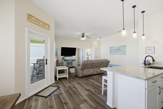 127 Paradise Dr, Rockport, TX 78382