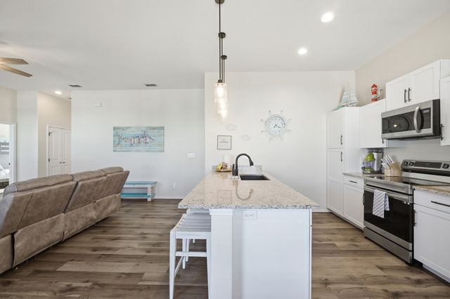 127 Paradise Dr, Rockport, TX 78382