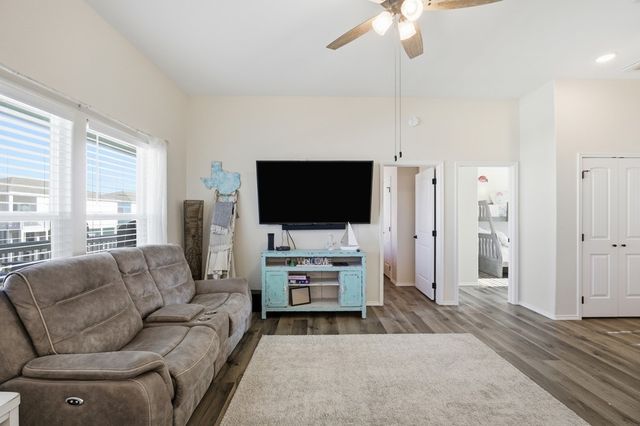 127 Paradise Dr, Rockport, TX 78382