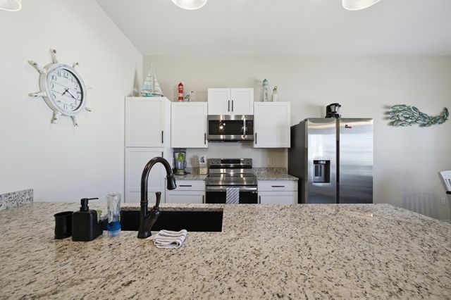 127 Paradise Dr, Rockport, TX 78382