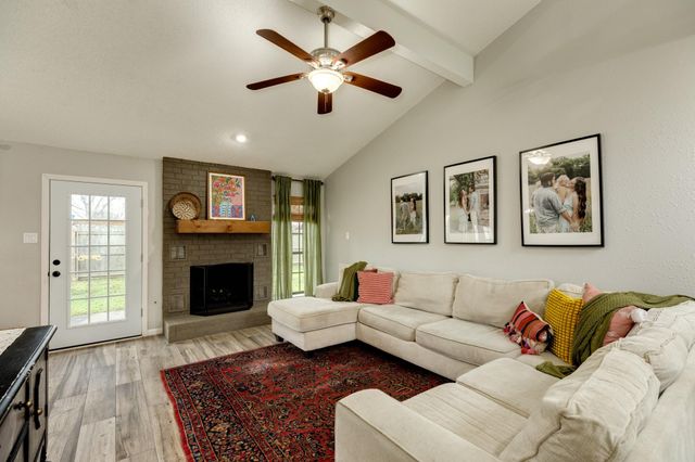 214 Zinnia Street, Lake Jackson, TX 77566