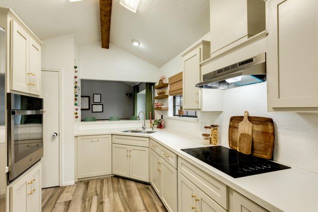 214 Zinnia Street, Lake Jackson, TX 77566