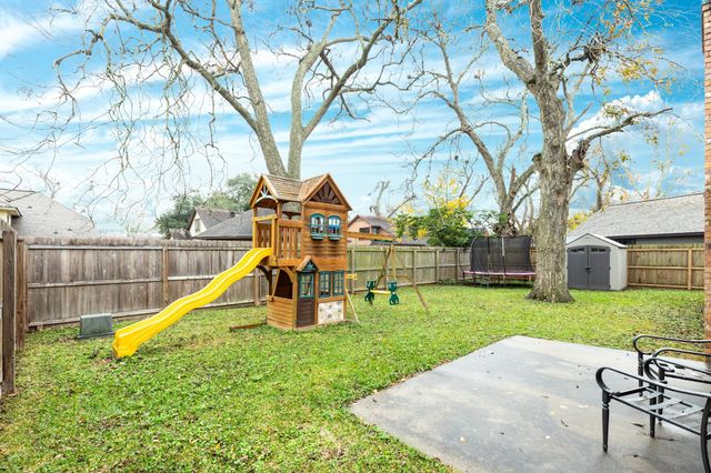 214 Zinnia Street, Lake Jackson, TX 77566