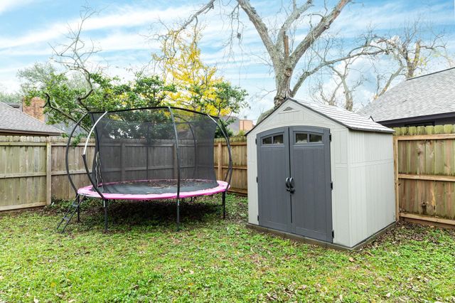 214 Zinnia Street, Lake Jackson, TX 77566