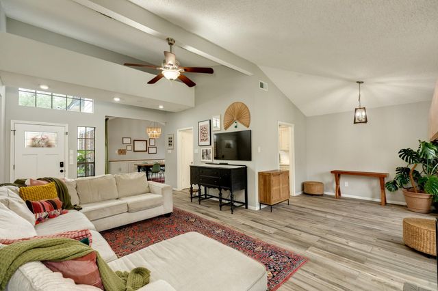 214 Zinnia Street, Lake Jackson, TX 77566