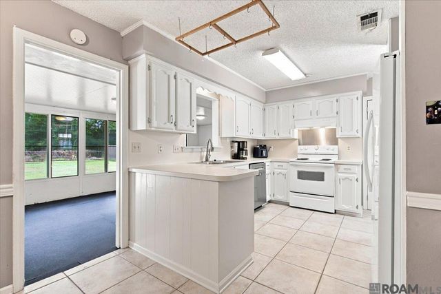 12915 N Oak Tree Dr, Baton Rouge, LA 70818