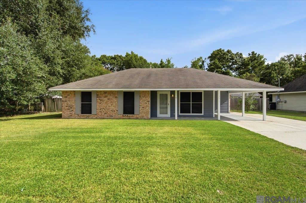 12915 N Oak Tree Dr, Baton Rouge, LA 70818