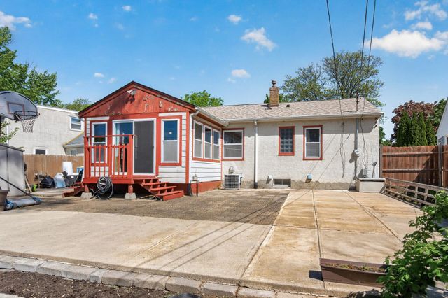 2144 Geranium Avenue E, Saint Paul, MN 55119