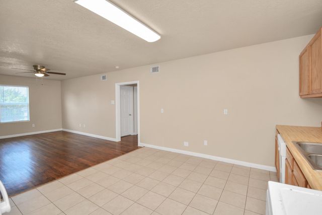 500 W Pitts Avenue 302, Pasadena, TX 77506