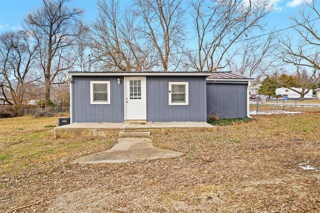 126 S Village Street, Tonganoxie, KS 66086