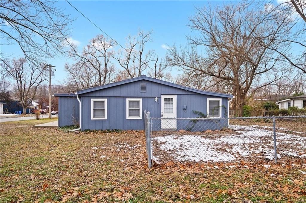126 S Village Street, Tonganoxie, KS 66086