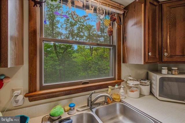 560 MOSS LN, Great Cacapon, WV 25422