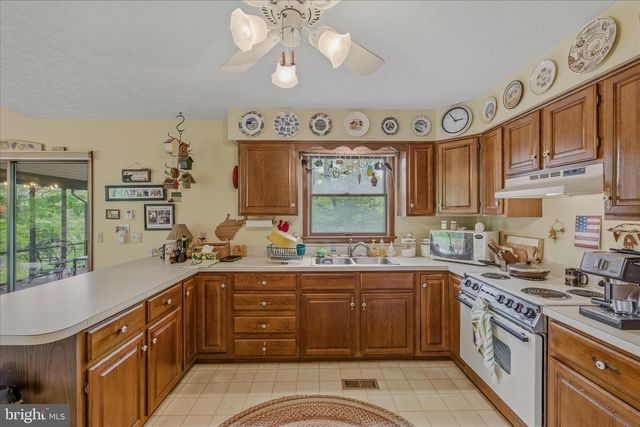 560 MOSS LN, Great Cacapon, WV 25422