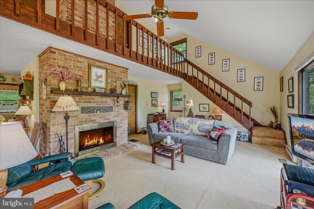 560 MOSS LN, Great Cacapon, WV 25422