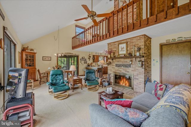 560 MOSS LN, Great Cacapon, WV 25422